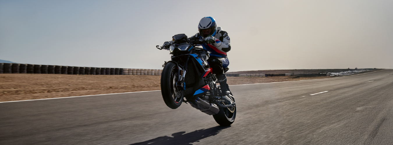 BANNER CARMONA & CIA - M 1000 R_ 1350 X 500 Motocicleta BMW M 1000 RR Banner - Sucursal La Serena